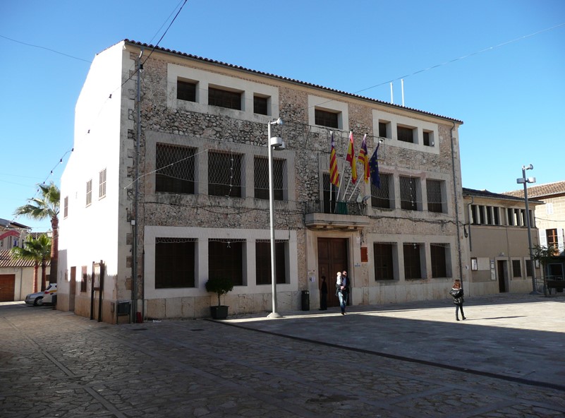 Edificio del ayuntamiento de Consell en Mallorca